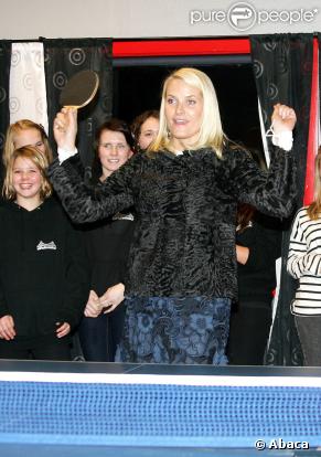 Mette-Marit de Norvège à Bergen le 25 novembre 2009 : séance de ping-pong dans un club de loisirs de Sotra 