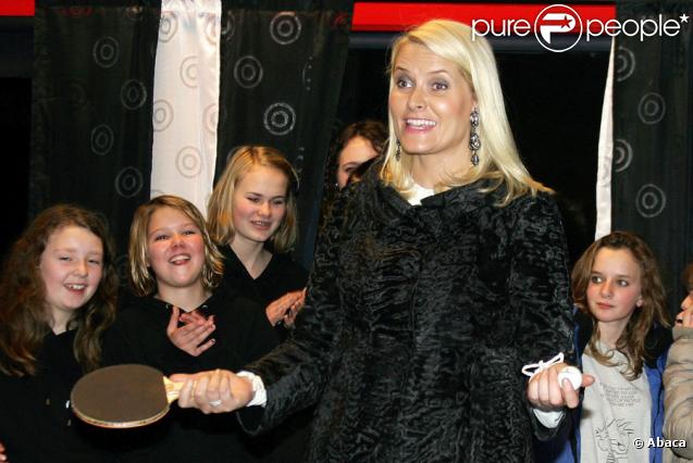 Mette-Marit de Norvège à Bergen le 25 novembre 2009 : séance de ping-pong dans un club de loisirs de Sotra 