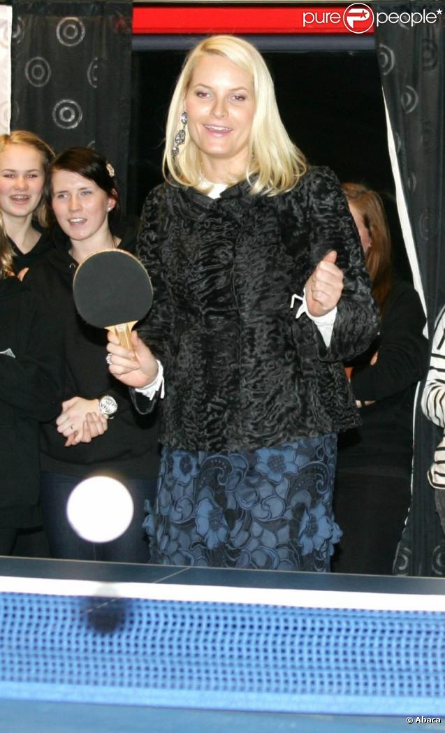 Mette-Marit de Norvège à Bergen le 25 novembre 2009 : séance de ping-pong dans un club de loisirs de Sotra 