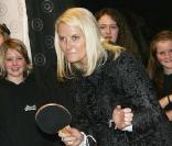 Mette-Marit de Norvège à Bergen le 25 novembre 2009 : séance de ping-pong dans un club de loisirs de Sotra 