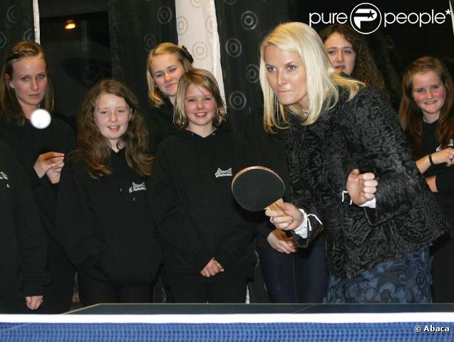 Mette-Marit de Norvège à Bergen le 25 novembre 2009 : séance de ping-pong dans un club de loisirs de Sotra 