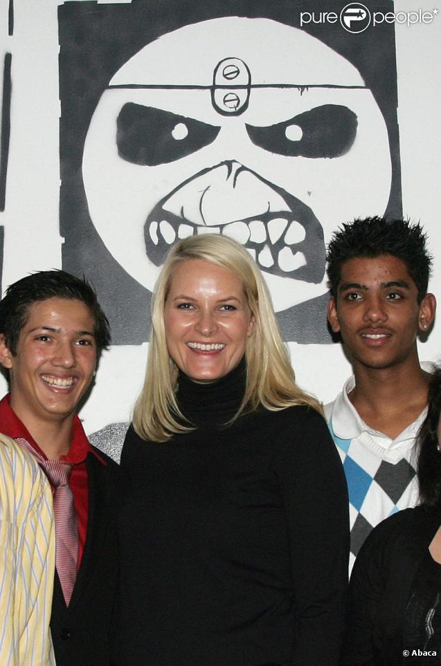 Mette-Marit de Norvège à Bergen le 25 novembre 2009 : séance de ping-pong dans un club de loisirs de Sotra 