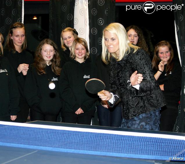 Mette-Marit de Norvège à Bergen le 25 novembre 2009 : séance de ping-pong dans un club de loisirs de Sotra 