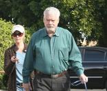 Katherine Heigl, accompagnée par son beau-père, emmènent leurs compagnons canins chez le vétérinaire, vendredi 27 novembre, à Los Angeles.