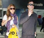 Robbie Williams arrive à l'aéroport de Los Angeles, vendredi 27 novembre, de retour de Sydney (Australie) où il était pour assurer la promo de son nouvel album, accompagné de celle qu'il présente comme sa future femme Ayda Field... 