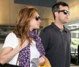 Robbie Williams arrive à l'aéroport de Los Angeles, vendredi 27 novembre, de retour de Sydney (Australie) où il était pour assurer la promo de son nouvel album, accompagné de celle qu'il présente comme sa future femme Ayda Field... 