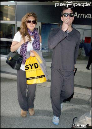 Robbie Williams arrive à l'aéroport de Los Angeles, vendredi 27 novembre, de retour de Sydney (Australie) où il était pour assurer la promo de son nouvel album, accompagné de celle qu'il présente comme sa future femme Ayda Field... 