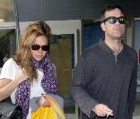 Robbie Williams arrive à l'aéroport de Los Angeles, vendredi 27 novembre, de retour de Sydney (Australie) où il était pour assurer la promo de son nouvel album, accompagné de celle qu'il présente comme sa future femme Ayda Field... 
