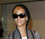 Rihanna arrive à l'aéroport Heathrow à Londres. Elle sera sur le plateau de  X Factor  dimanche soir pour promouvoir son album.