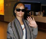 Rihanna arrive à l'aéroport Heathrow à Londres. Elle sera sur le plateau de  X Factor  dimanche soir pour promouvoir son album.