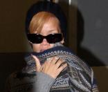 Rihanna arrive à l'aéroport Heathrow à Londres. Elle sera sur le plateau de  X Factor  dimanche soir pour promouvoir son album.