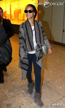 Rihanna arrive à l'aéroport Heathrow à Londres. Elle sera sur le plateau de  X Factor  dimanche soir pour promouvoir son album.
