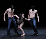 Représentation de l'Homme à la tête de chou, chorégraphié par Jean-Claude Gallotta, au théâtre du Rond-Point, le 27 novembre 2009 à Paris. Des chansons de Serge Gainsbourg interprétées par Alain Bashung.