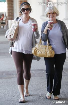 Rebecca Gayheart fait du shopping avec sa mère à Malibu le 29 novembre 2009