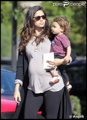 Camila Alves, très enceinte, va à la banque avec son fils Levi McConaughey à Simi Valley le 21 novembre 2009