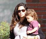 Camila Alves, très enceinte, va à la banque avec son fils Levi McConaughey à Simi Valley le 21 novembre 2009