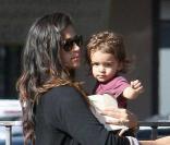 Camila Alves, très enceinte, va à la banque avec son fils Levi McConaughey à Simi Valley le 21 novembre 2009