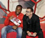 Didier Drogba et Bono (U2) étaient à Londres, lundi 30 novembre, pour promouvoir des lacets rouges vendus au profit de nombreuses causes, dont la lutte contre le Sida en Afrique.