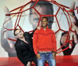 Didier Drogba et Bono (U2) étaient à Londres, lundi 30 novembre, pour promouvoir des lacets rouges vendus au profit de nombreuses causes, dont la lutte contre le Sida en Afrique.