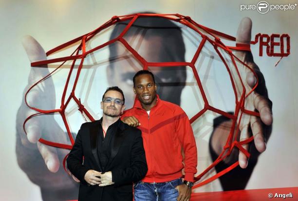 Didier Drogba et Bono (U2) étaient à Londres, lundi 30 novembre, pour promouvoir des lacets rouges vendus au profit de nombreuses causes, dont la lutte contre le Sida en Afrique.