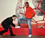 Didier Drogba et Bono (U2) étaient à Londres, lundi 30 novembre, pour promouvoir des lacets rouges vendus au profit de nombreuses causes, dont la lutte contre le Sida en Afrique.