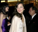 Marion Cotillard avec son Oscar à la sortie du Kodak Theater