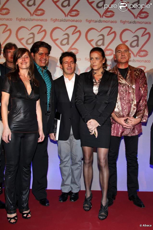 Stéphanie de Monaco et des artistes lors de la soirée de ventes aux enchères à l'hôtel Méridien de Monte-Carlo le 1er décembre, au profit de l'association Fight Aids Monaco