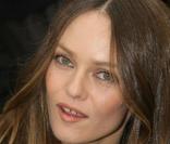 Plus glamour que jamais avec les cheveux lissés, Vanessa Paradis est superbe 
