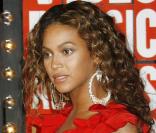 Des boucles soyeuses habillent la jolie Beyoncé  