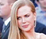 Nicole Kidman version sage, les cheveux lissés à l'extrême  