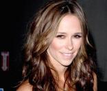 Jennifer Love Hewitt avec ses cheveux ondulés, au naturel 