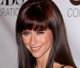 Jennifer Love Hewitt radieuse avec sa crinière très lisse et brillante  