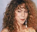 Mariah Carey à ses débuts avec sa crinière frisée  