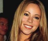 Mariah Carey glamour à souhait avec ses longs cheveux blonds 