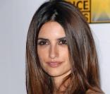 Quand la très belle Penélope Cruz dompte ses cheveux bouclés, on l'adore ! 
