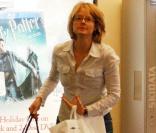 Jodie Foster et son fils Kit, en séance shopping dans le centre commercial The Grove, à Los Angeles, le 2 décembre 2009.