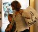 Jodie Foster et son fils Kit, en séance shopping dans le centre commercial The Grove, à Los Angeles, le 2 décembre 2009.