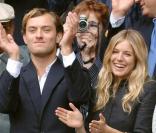 Mais le couple le plus ressemblant physiquement reste sans aucun doute : Jude Law et Sienna Miller ! Les deux british ont tout en commun : chevelure blonde, look décalé et vintage, uné élégance britannique incontestable...