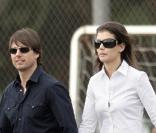 Tom Cruise et Katie Holmes sont tellement ressemblants qu'ils en deviennent presque... flippants ! Ils marchent ensemble, rient ensemble, et s'habillent dans les mêmes tons. Un couple très... robotique !