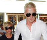  Plus bling-bling, mais tout aussi glamour, Victoria Beckham et son footballeur de mari David sont de parfaits jumeaux de look ! Quand Posh spice opte pour le blon platine, David n'hésite pas une seconde ! 