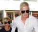 Plus bling-bling, mais tout aussi glamour, Victoria Beckham et son footballeur de mari David sont de parfaits jumeaux de look ! Quand Posh spice opte pour le blon platine, David n'hésite pas une seconde !