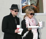 Nicole Richie et Joel Madden forment véritablement l'un des couples les plus mignons d'Hollywood. Si Joel a déjà un jumeau il semble qu'il ait trouvé son âme-soeur (jumelle) ! 