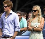 Alors que le Prince Harry s'était fait largué par la charmante Chelsy Davy, ils se sont finalement remis ensemble. Et ils ont eu raison, car lorsqu'Harry regarde à droite, sa belle regarde dans la même direction... Si ça, ce n'est pas de l'amour !