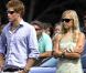 Alors que le Prince Harry s'était fait largué par la charmante Chelsy Davy, ils se sont finalement remis ensemble. Et ils ont eu raison, car lorsqu'Harry regarde à droite, sa belle regarde dans la même direction... Si ça, ce n'est pas de l'amour !