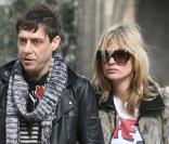 Kate Moss est l'une des plus grandes icônes de mode, alors si la Brindille possède tous les derniers it-bags, il lui fallait forcément un it-boyfriend ! Avec Jamie Hince, ils sont de parfaits sosies de look ! Un couple aussi assorti que glamour !<br 