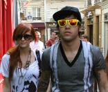 Ashlee Simpson est la plus grande groupie de son mari, Pete Wentz ! Slim, converses déchirées, t-shirt à imprimés et lunettes Wayfarer, la rock'n'roll attitude, les Wentz ont ça dans le sang ! 
