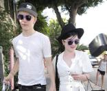 Kelly Osbourne et Luke Worral sont complémentaires comme... les oeufs et le bacon ! Cheveux blonds platines, lunettes Rayban Wayfarer, t-shirts vintage et borsalino... parfois on a même du mal à les différencier !
 &nbsp; 
 