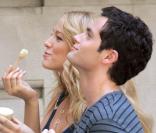 Total look noir en soirée ou short pour une promenade détendue, les deux héros de Gossip Girl, Blake Lively et Penn Badgley se ressemblent de plus en plus. Regardez les manger une glace au même moment... Incroyable, non ?