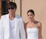 Ashton Kutcher et Demi Moore ont beau avoir plus de dix ans d'écart, cela n'empêche pas le couple d'être vraiment bien assortis. En total look blanc, ou en bleu, la couleur change mais eux,... sont vraiment amoureux ! 