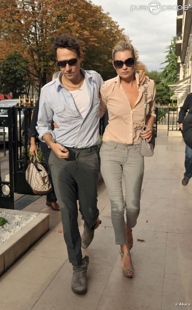 Kate Moss est l'une des plus grandes icônes de mode, alors forcément, si la Brindille réussit à se procurer tous les derniers it-bags, il lui fallait forcément un... it-boyfriend ! Avec Jamie Hince, ils sont de parfaits sosies de look ! Un couple aus